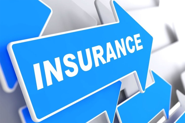 What is the average salary of an insurance underwriter?